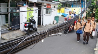 Dua Pekan Dibiarkan Menjuntai, Kabel Utilitas di Setiabudi Ancam Keselamatan Warga