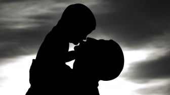 Heboh Gus Elham Cium Anak Kecil, Ini Hukum Mencium Anak yang Bukan Muhrim Menurut Islam