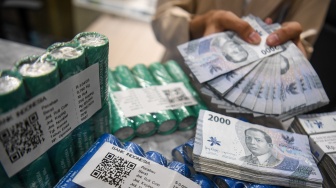 IMF Puji Perekonomian Indonesia, Rupiah Ditutup Menguat Senin Sore