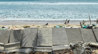 Kondisi jalur pejalan kaki mengalami kerusakan di Pantai Kuta, Badung, Bali, Rabu (12/11/2025).  [ANTARA FOTO/Fikri Yusuf/rwa]