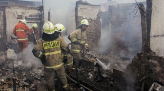 Petugas Dinas Penanggulangan Kebakaran dan Penyelamatan (Gulkarmat) melakukan pemadaman api di kawasan Tambora, Jakarta, Selasa (11/11/2025). [ANTARA FOTO/Naufal Khoirulloh/nz]