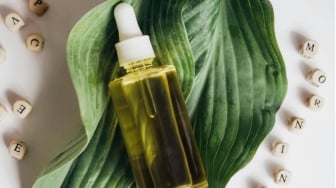 10 Tren Bahan Skincare yang Populer Selama 2025, Vitamin C Tak Lekang Waktu