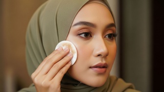 Pakai Bedak Waterproof? Begini Cara Menghapusnya biar Wudhu dan Ibadah Tetap Sah