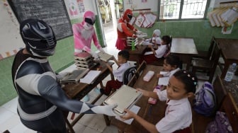 Siswa SD Kediri Ceria, Makan Bergizi Gratis Ditemani Power Rangers