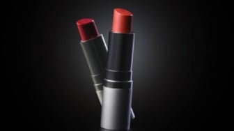 Warna yang Paling Cocok untuk Kulit Eksotis! Ini 5 Lipstik Merah Bata yang Bikin Glowing