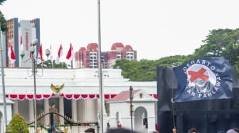 Para aktivis dari sejumlah organisasi, Mahasiswa dan masyarakat sipil saat mengikuti Aksi Kamisan ke-886 di depan Istana Merdeka, Jakarta, Kamis (13/11/2025). [Suara.com/Alfian Winanto]