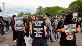 Para aktivis dari sejumlah organisasi, Mahasiswa dan masyarakat sipil saat mengikuti Aksi Kamisan ke-886 di depan Istana Merdeka, Jakarta, Kamis (13/11/2025). [Suara.com/Alfian Winanto]