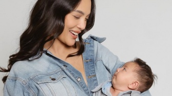 Jadi Ibu, Erika Carlina Ketakutan Pola Asuhnya Selalu Salah di Mata Netizen