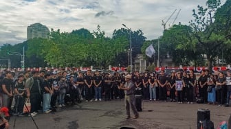 Para aktivis dari sejumlah organisasi, Mahasiswa dan masyarakat sipil saat mengikuti Aksi Kamisan ke-886 di depan Istana Merdeka, Jakarta, Kamis (13/11/2025). [Suara.com/Alfian Winanto]