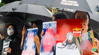 Para aktivis dari sejumlah organisasi, Mahasiswa dan masyarakat sipil saat mengikuti Aksi Kamisan ke-886 di depan Istana Merdeka, Jakarta, Kamis (13/11/2025). [Suara.com/Alfian Winanto]