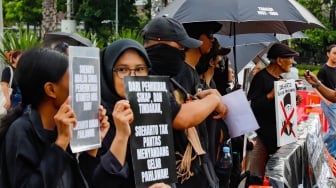 Para aktivis dari sejumlah organisasi, Mahasiswa dan masyarakat sipil saat mengikuti Aksi Kamisan ke-886 di depan Istana Merdeka, Jakarta, Kamis (13/11/2025). [Suara.com/Alfian Winanto]