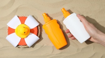 5 Rekomendasi Sunscreen Spray untuk Re-Apply, Cocok Bagi Anak Kantoran
