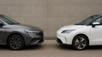 Bersaing Ketat! 10 Mobil Bensin Populer yang Kini Punya Versi Listrik Tandingan