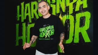 Pakai Peci dan Sarung, Mister Aloy Singgung Keinginan untuk Tobat