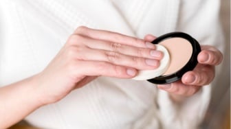 Kulit Kering di Usia 50-an? Coba 5 Bedak dengan Formula Melembapkan Ini
