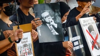 Para aktivis dari sejumlah organisasi, Mahasiswa dan masyarakat sipil saat mengikuti Aksi Kamisan ke-886 di depan Istana Merdeka, Jakarta, Kamis (13/11/2025). [Suara.com/Alfian Winanto]