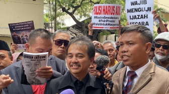 Puluhan Emak-emak Dampingi Roy Suryo Cs di Polda Metro Jaya: You Never Walk Alone!