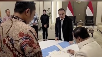 Dasco Gerak Cepat! 2 Guru Luwu Utara yang Dipecat Langsung Direhabilitasi Presiden Prabowo