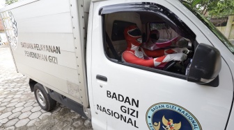 Sejumlah petugas berkostum Power Rangers mengantar Makan Bergizi Gratis (MBG) di SD Negeri Tempurejo 1, Kota Kediri, Jawa Timur, Kamis (13/11/2025). [ANTARA FOTO/Prasetia Fauzani/bar]