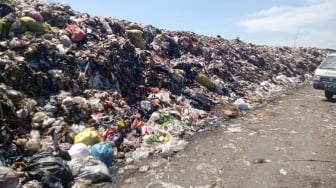 Titiek Soeharto Cium Bau Menyengat! Beras Rakyat Disimpan Dekat Pembuangan Sampah