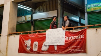 Sejumlah pedagang menutup kiosnya di Pasar Pramuka, Jakarta, Jumat (14/11/2025). [Suara.com/Alfian Winanto]
