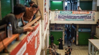 Sejumlah pedagang menutup kiosnya di Pasar Pramuka, Jakarta, Jumat (14/11/2025). [Suara.com/Alfian Winanto]
