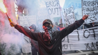 Suporter Timnas Indonesia yang tergabung dalam Ultras Garuda melakukan aksi tuntut revolusi total PSSI di Jalan Gerbang Pemuda, Jakarta, Jumat (14/11/2025). [ANTARA FOTO/Fauzan/bar]