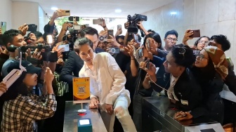 Hindari Wartawan, DJ Panda Pilih Langkahi Pembatas Besi Akses Masuk di Polda Metro Jaya