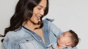 Jadi Single Mom, Erika Carlina Akui Was-Was dalam Parenting Baby Andrew
