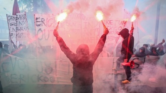 Suporter Timnas Indonesia yang tergabung dalam Ultras Garuda melakukan aksi tuntut revolusi total PSSI di Jalan Gerbang Pemuda, Jakarta, Jumat (14/11/2025). [ANTARA FOTO/Fauzan/bar]