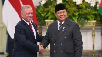 Momen Prabowo Sambut Langsung kunjungan Raja Abdullah II di Istana