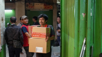 Sejumlah pedagang menutup kiosnya di Pasar Pramuka, Jakarta, Jumat (14/11/2025). [Suara.com/Alfian Winanto]
