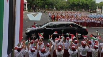 Dua Sahabat Satu Mobil Menuju Istana, Hormat Prabowo Bikin Senyum Raja Abdullah II