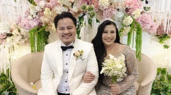 2 Tahun Disimpan Rapat, Ini Perjalanan Cinta Boiyen dengan Suami yang Dosen