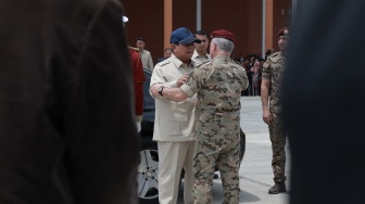 Peluk Hangat Prabowo Lepas Kepulangan Raja Yordania dari Halim, Begini Momennya