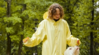 5 Pilihan Jas Hujan Paling Bagus dan Awet, Bahan Anti Rembes Meski Diterpa Hujan Badai