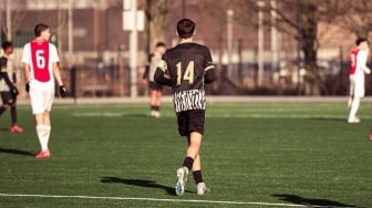 Charly van Oosterhout, Wonderkid Ajax Keturunan Indonesia: Kakek Lahir di Sorong