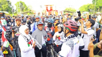 Berangkatkan Gowes Bareng 1.000 Km Ride For Palestine, Gubernur Khofifah Serukan Pesan Perdamaian