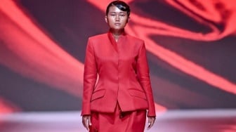 Perjalanan Saeruroh, Penjual Sosis yang Tampil di 2025 Panggung JFW dan Dipeluk Dian Sastro