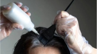 5 Rekomendasi Cat Rambut untuk Hempaskan Uban Usia 50 Tahun ke Atas