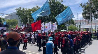 Ribuan Buruh Geruduk Balai Kota, Desak UMP DKI 2026 Naik Jadi Rp6 Juta