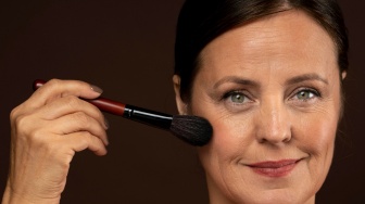 10 Bedak Padat untuk Tutupi Garis Penuaan Usia 50 Tahun ke Atas