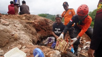 Jeritan 'Bapak, Bapak!' di Tengah Longsor Cilacap: Kisah Pilu Korban Kehilangan Segalanya