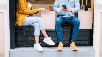 7 Sepatu Lokal Cocok Buat Karyawan WFA di Cafe Rp 100 Ribuan