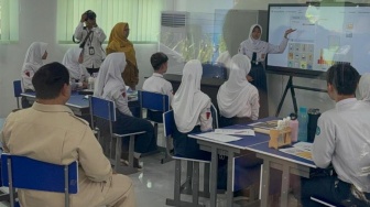 Ikut Duduk di Sekolah, Prabowo Minta Papan Interaktif yang Bikin Siswa Semangat Belajar Jangan Rusak