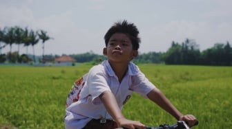 Review Film Pendek Sore Ini Milik Aksa: Sebuah Sore Sunyi yang Menyalakan Api Kreativitas