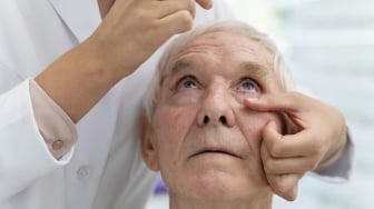 Terobosan Baru Lawan Kebutaan Akibat Diabetes: Tele-Oftalmologi dan AI Jadi Kunci Skrining