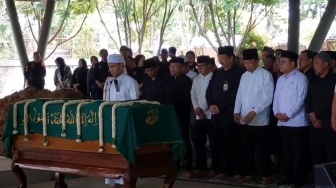 Momen Haru Wiranto Antar Jenazah Istri ke Peristirahatan Terakhir, Doa dan Tangis Pecah di Pemakaman