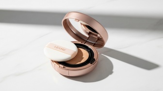 6 Rekomendasi Cushion Lokal yang Awet untuk Pekerja Kantoran, Makeup Anti Luntur!
