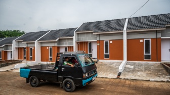 Mobil mengangkut material bangunan di kompleks perumahan KPR subsidi, Kaliwungu, Kabupaten Kendal, Jawa Tengah, Senin (17/11/2025). [ANTARA FOTO/Aprillio Akbar/foc]